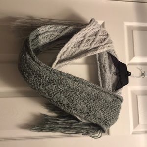 Try-colored knitted scarf